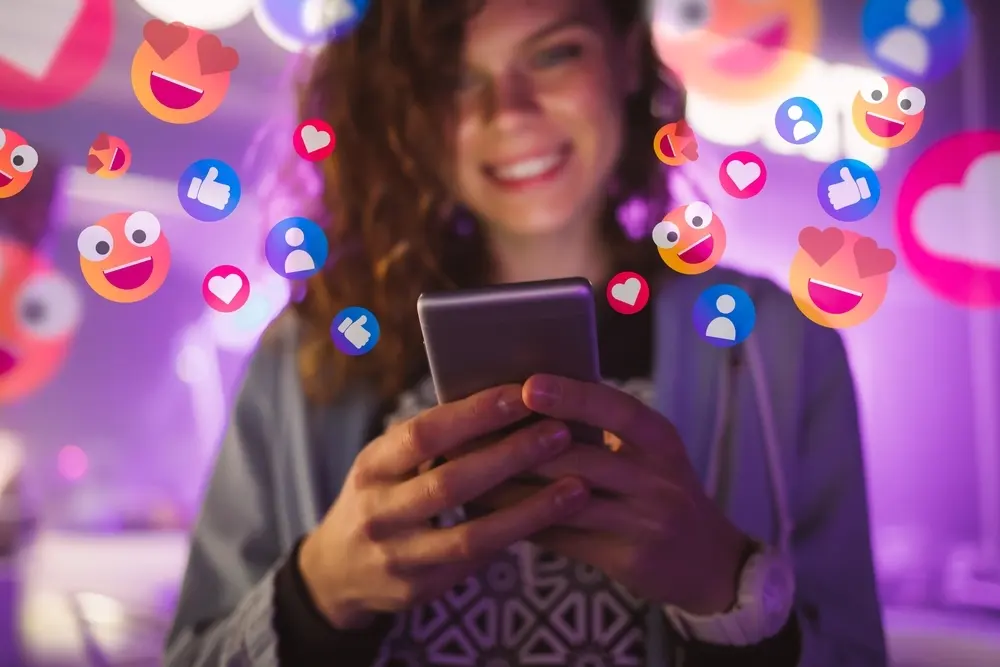 mujer-feliz-utilizando-celular
