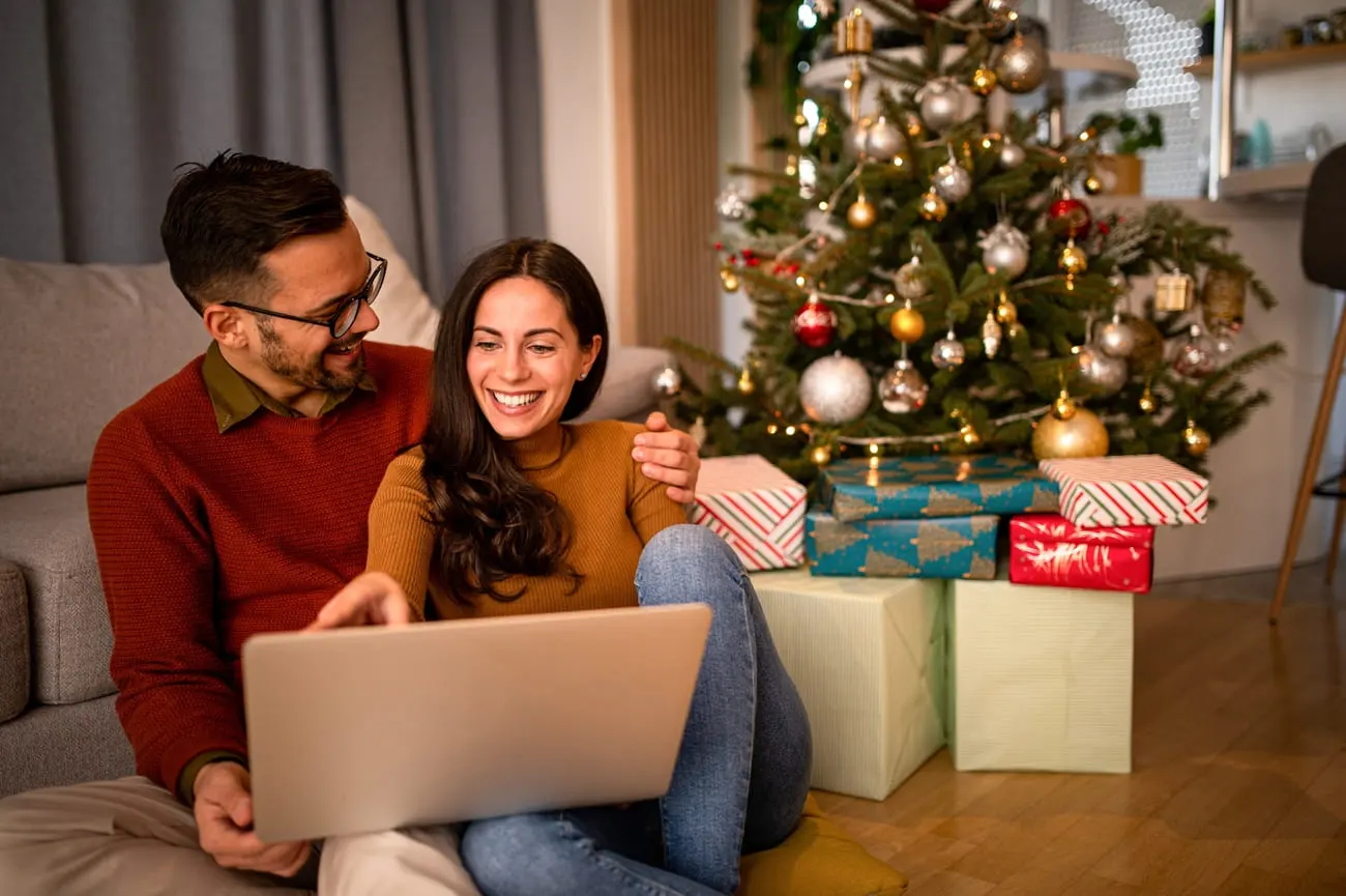 pareja-abrazada-en-navidad