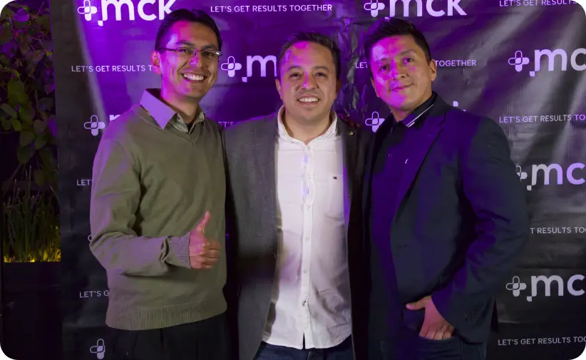 Integrantes de MCK reunidos durante una dinámica de equipo.