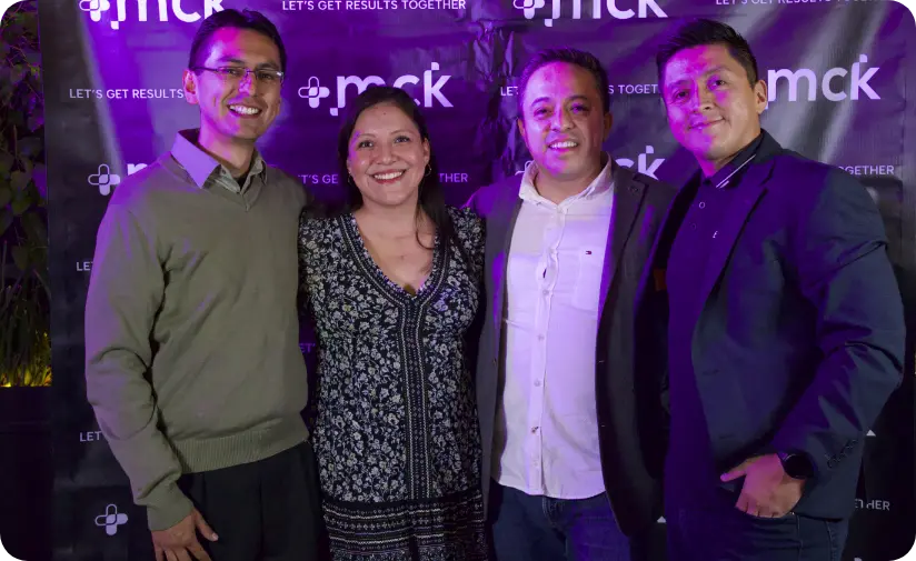 Equipo MCK participando en una sesión colaborativa.