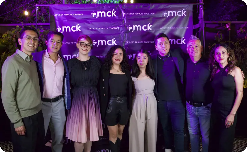 Integrantes de MCK colaborando en un encuentro interno.