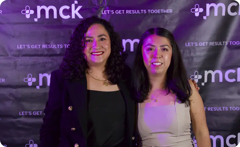 Personas del equipo MCK en una actividad grupal.