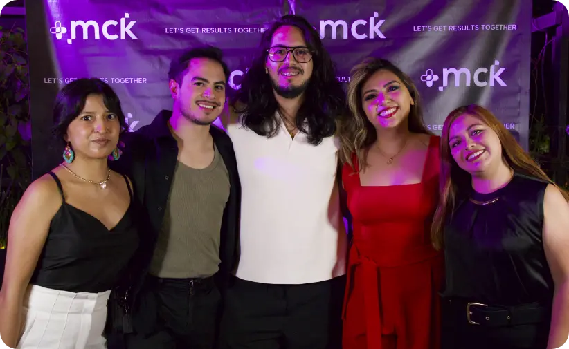 Equipo MCK en una dinámica de cultura organizacional.