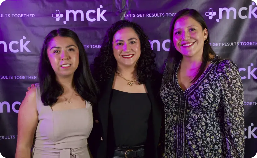 Equipo MCK participando en una reunión de integración.