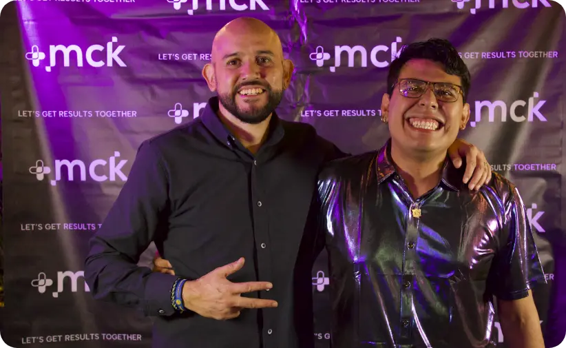 Colaboradores de MCK durante una actividad de equipo.