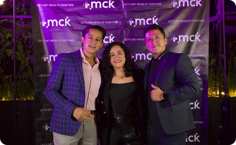 Personas del equipo MCK conviviendo en un evento interno.