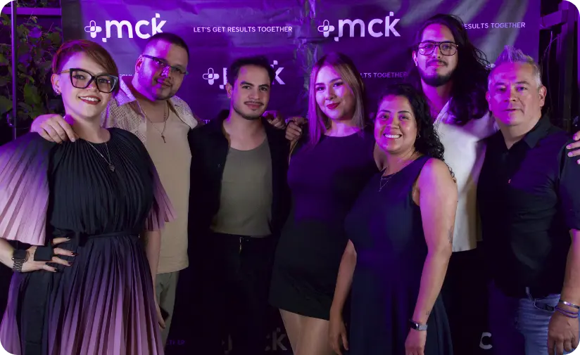 Equipo MCK reunido en una fotografía grupal.