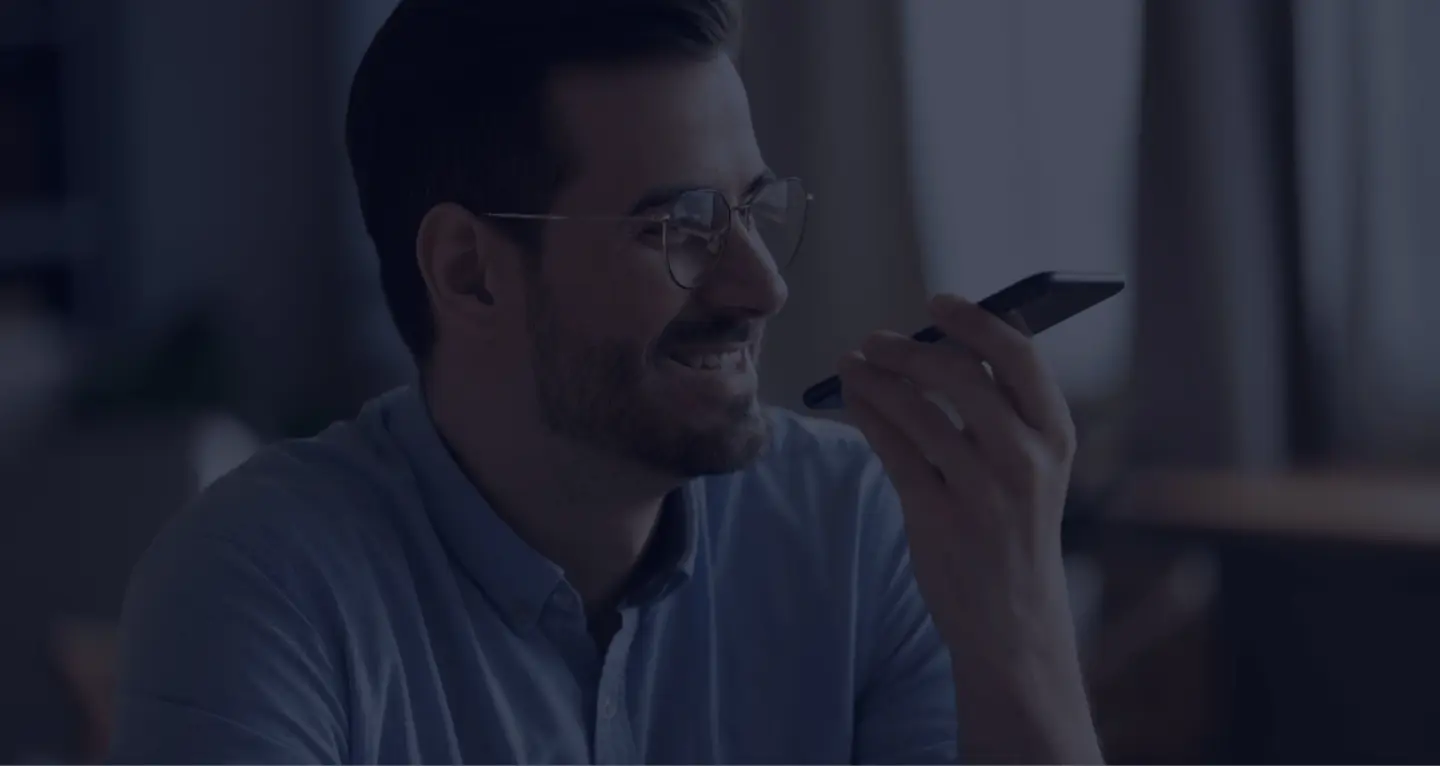 Hombre usando comandos de voz en un teléfono para Isuzu Chatvoice